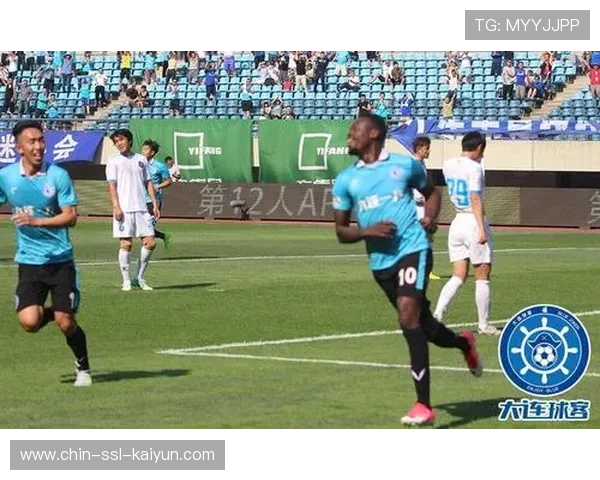 大连英博底线处理球极其精巧,引爆看台 大连英博底线处理球极其精巧,引爆看台