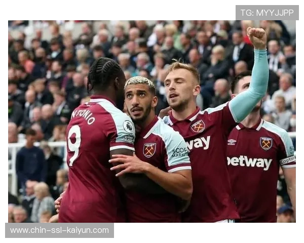 西汉姆边路串联传中中路补射反超比分全场欢呼 西汉姆边路串联传中中路补射反超比分全场欢呼